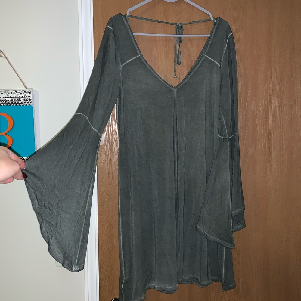 women’s bell sleeve dress size large